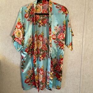Ladies polyester robe with floral print. Missing the belt. Size 12. Short sleeve